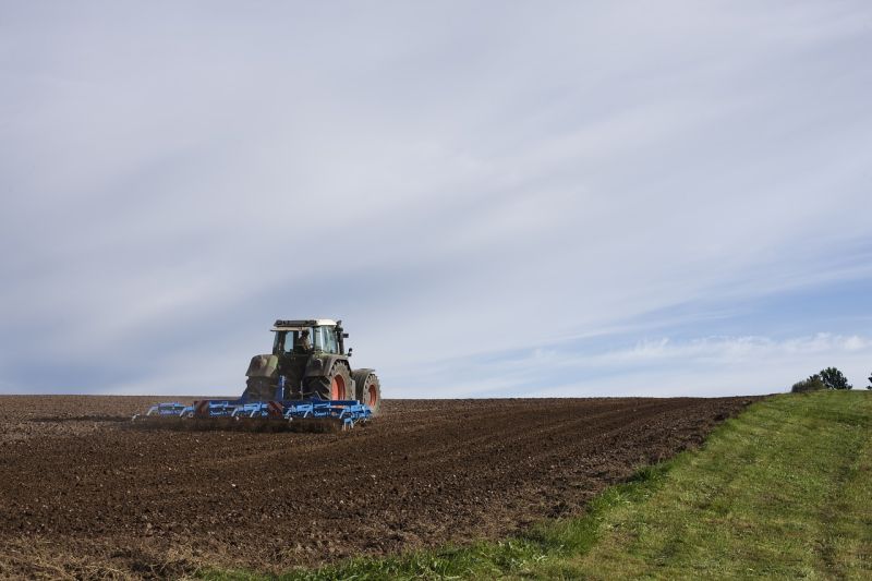 trattore-che-ara-per-valore-produzioni